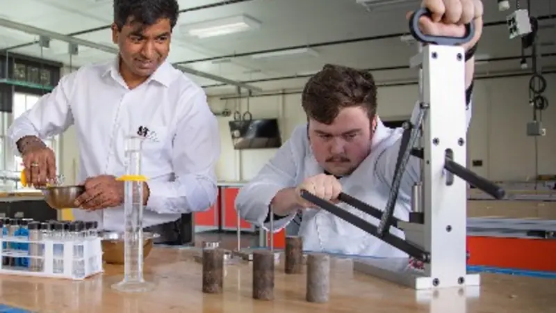 Akula, left, and student in lab (photo by Johanna Carson)