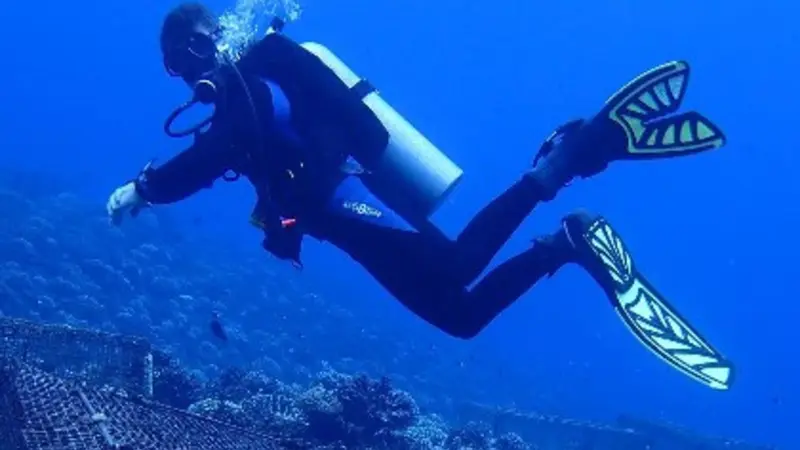 OSU coral researcher Alex Vompe off the north shore of Mo'orea (photo by Mackenzie Kawahara).
