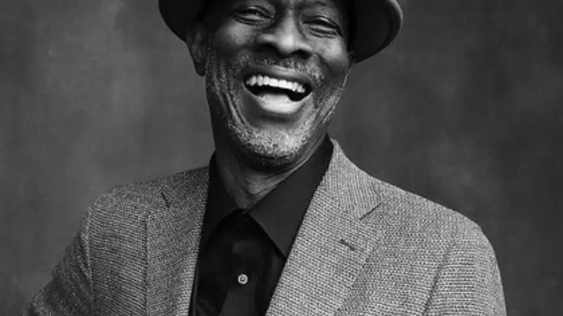 Blues artist Keb' Mo' with guitar