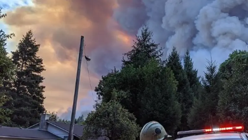 Local authorities respond to the 2020 Slater fire in Happy Camp, California, during the first day of explosive fire growth after which over 90,000 acres were burned and over 200 homes were lost.  (photo by Will Harling,   director of the Mid Klamath Water
